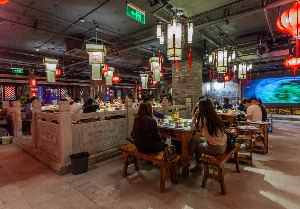 打卡網(wǎng)紅城市重慶，少不了吃一頓朝天門火鍋！