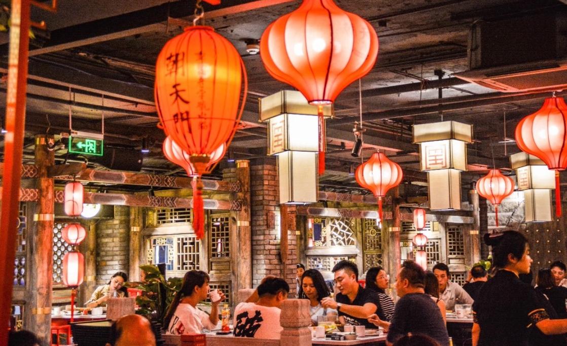 新手開(kāi)店四大坑，踩中大傷元?dú)?，不妨花一分鐘避坑? /> 
</p>
<p>
	1、選址問(wèn)題
</p>
<p>
	有些新手開(kāi)業(yè)看見(jiàn)一個(gè)地方的人流量高，就想把店鋪開(kāi)在那里，以為其他店鋪生意好，自己生意也會(huì)不錯(cuò)，其實(shí)你只看見(jiàn)別人生意好，沒(méi)有看見(jiàn)別人花了大量的精力和金錢(qián)去做宣傳，網(wǎng)紅店往往是一個(gè)品牌連鎖，有強(qiáng)大的品牌推廣能力和運(yùn)營(yíng)團(tuán)隊(duì)，想和網(wǎng)紅店搶流量也要先看看自己實(shí)力，不能盲目。
</p>
<p>
	2、轉(zhuǎn)讓費(fèi)問(wèn)題
</p>
<p>
	好的位置固然難得，而且你也做好了所以調(diào)查，到談轉(zhuǎn)讓費(fèi)這一步了，不能對(duì)方說(shuō)好多就是好多，哪怕位置再好，也要和對(duì)方商量?jī)r(jià)格，以最合適的轉(zhuǎn)讓費(fèi)得手，這樣就算以后你想轉(zhuǎn)讓也不會(huì)虧太多。
</p>
<p>
	3、經(jīng)營(yíng)問(wèn)題
</p>
<p>
	如果你在開(kāi)店方面什么都不懂，只是單純?yōu)榱速嶅X(qián)或者為了愛(ài)好開(kāi)一個(gè)餐飲店，那么多半會(huì)被市場(chǎng)毒打，開(kāi)店需要懂市場(chǎng)懂營(yíng)銷(xiāo)懂維護(hù)顧客關(guān)系和最基本的菜品問(wèn)題，如果你不是很專(zhuān)業(yè)，建議找個(gè)加盟品牌，加盟品牌有強(qiáng)大的運(yùn)營(yíng)團(tuán)隊(duì)和供應(yīng)鏈，讓你少走不少?gòu)澛?，事半功倍?
</p>
<p>
	4、裝修問(wèn)題
</p>
<p>
	如果你的店鋪開(kāi)在人流量不是很高或者地段也不是很好的地方，建議你不要一開(kāi)始就花重金去裝修，因?yàn)檗D(zhuǎn)讓的時(shí)候，別人可能會(huì)重新裝過(guò)，所以你的裝修是無(wú)法變現(xiàn)的，當(dāng)然如果這家店是品牌連鎖，你有信心在一定時(shí)間內(nèi)回本，那么裝修可以按特色來(lái)設(shè)計(jì)，畢竟現(xiàn)在消費(fèi)者用餐也是看環(huán)境的。
</p>                        </div>
                    </div>
                </div>
                <div   id=