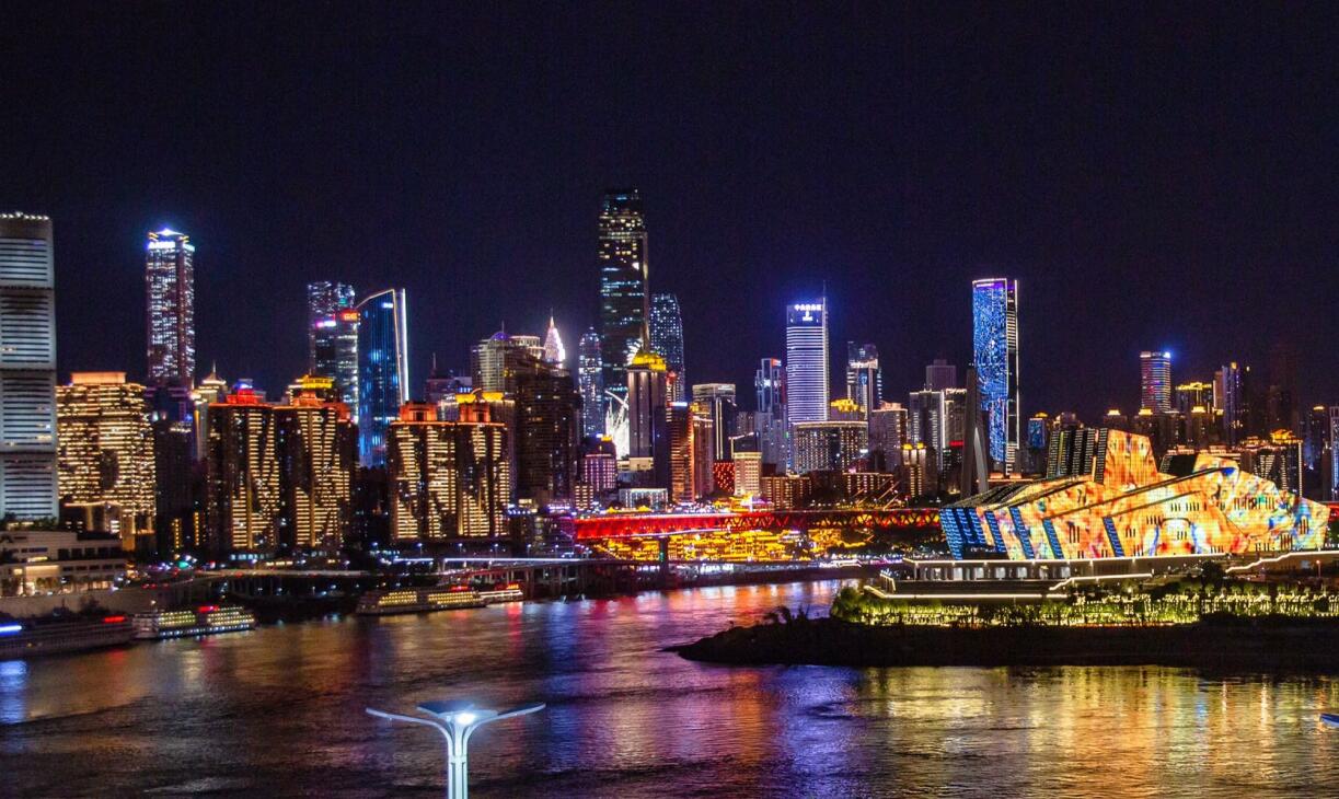 重慶土著推薦，逛八一美食街，吃重慶老火鍋！