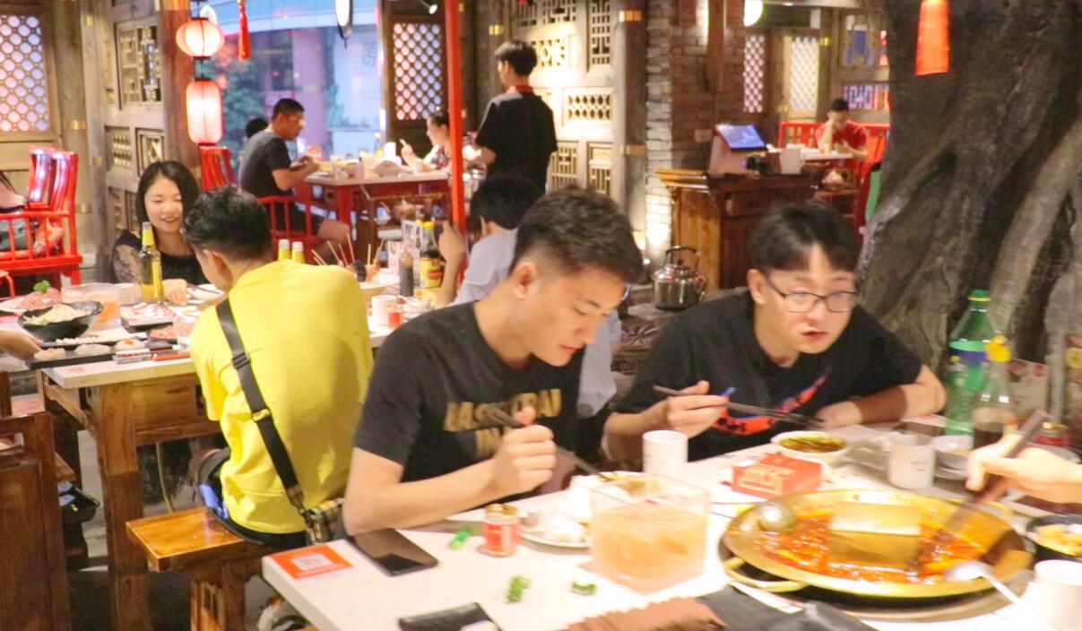 為什么干餐飲這么難？火鍋加盟有何優(yōu)勢？