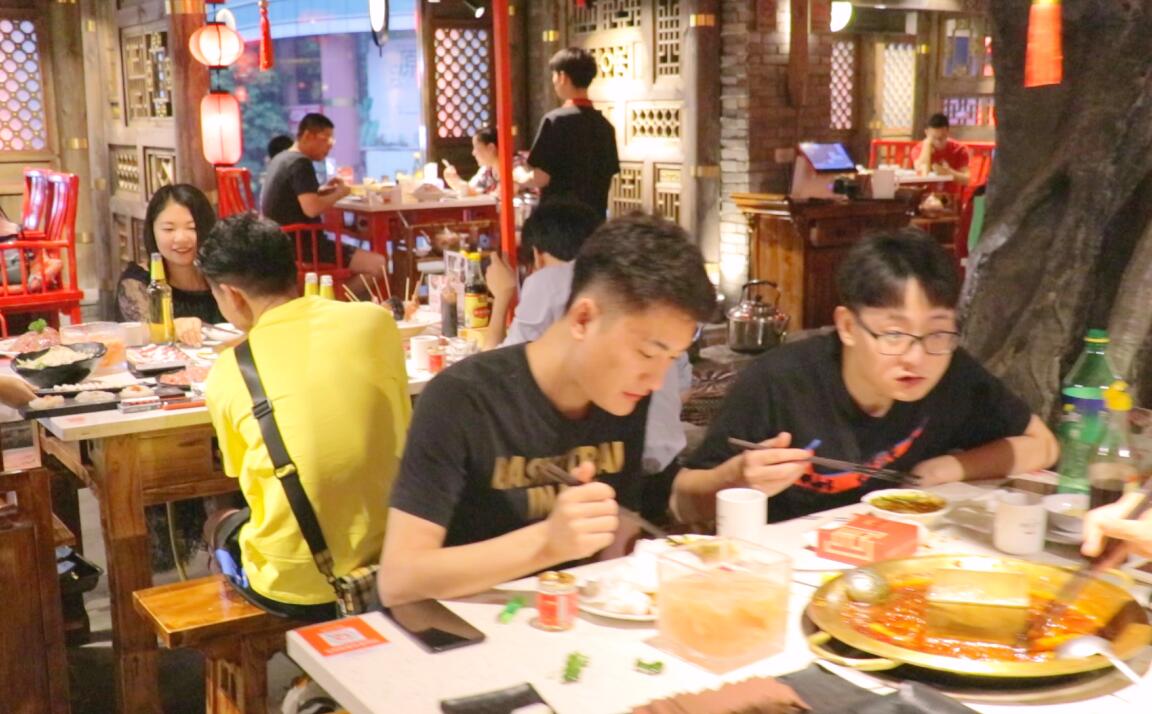 火鍋店桌椅，這么選！居然還提高了營業(yè)額？